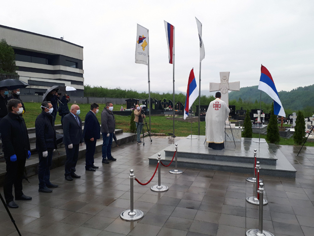 Добровољачка улица место опомене и тужних успомена: У Српској обележено 28 година од МУЧКОГ УБИСТВА 42 војника ЈНА у Сарајеву